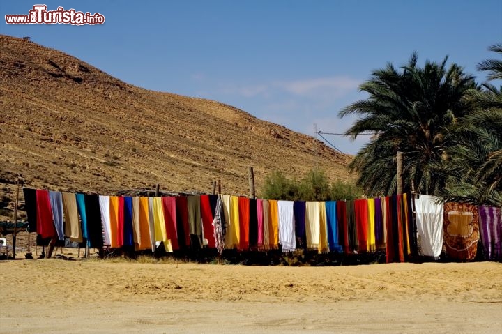 Immagine Mercato berbero presso le oasi di Tamerza .Siamo nell'arida regione di Tozeur, nel sud-ovest della Tunisia - © lkpro / Shutterstock.com