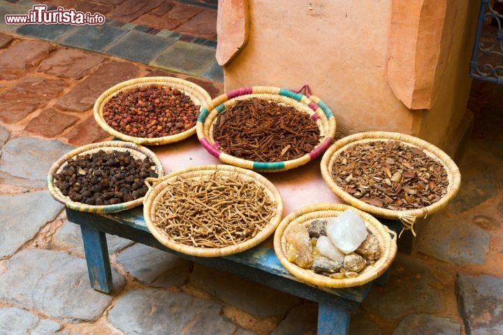 Immagine il mercato (souk) di Agadir in Marocco. Una bancarella di sementi - © Dhoxax / Shutterstock.com