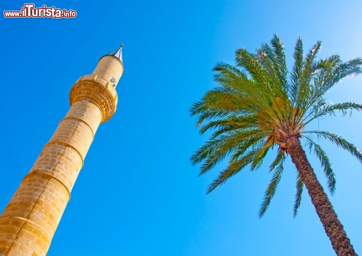 Immagine Uno dei due minareti della moschea Selimiye, rivaleggia con una palma per il primato di altezza a Nicosia, la capitale di Cipro - © Nikos Psychogios / Shutterstock.com