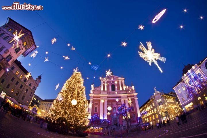 Immagine Natale a Lubiana: decorazioni del centro storico della capitale della Slovenia - © Matej Kastelic / Shutterstock.com