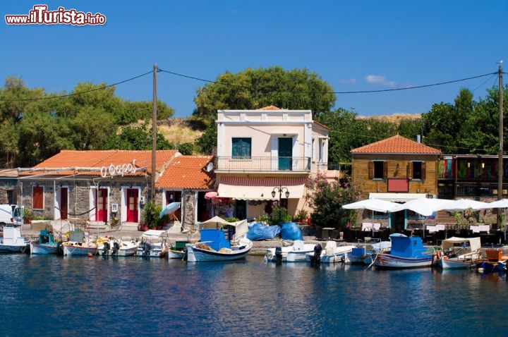 Immagine Un molo dell'siola di Lesbo (Lesvos), con ristorante direttamente sul porto, una caratteristica dei villaggi della Grecia insulare - © meirion matthias / Shutterstock.com