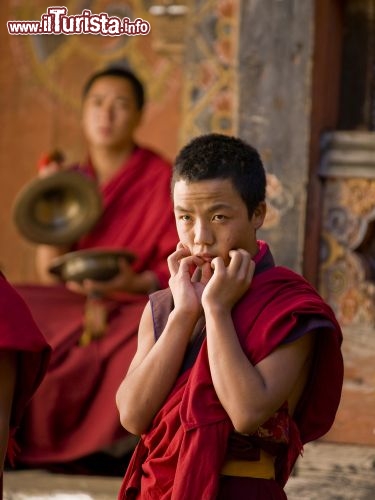 Immagine Monaci Buddisti in preghiera durante il festival Jakar Tsechu nel Bhutan - © Wouter Tolenaars / Shutterstock.com