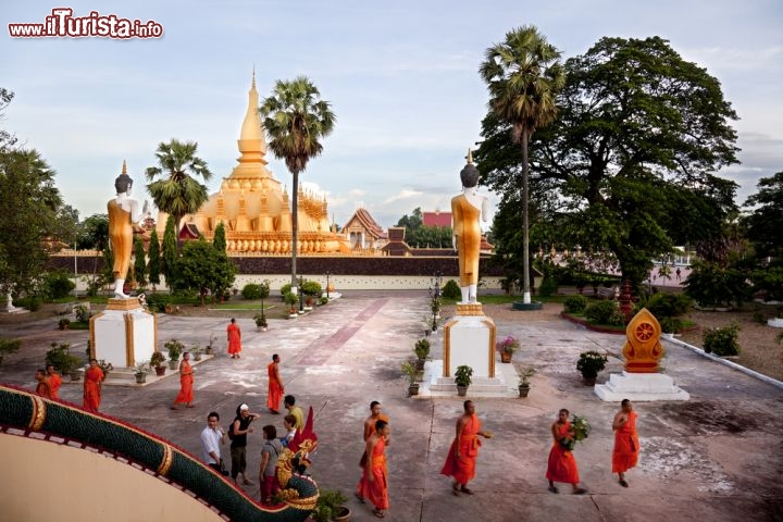 Immagine Monaci alla Grande Stupa di Vientiane la capitale del Laos - © jaume / Shutterstock.com
