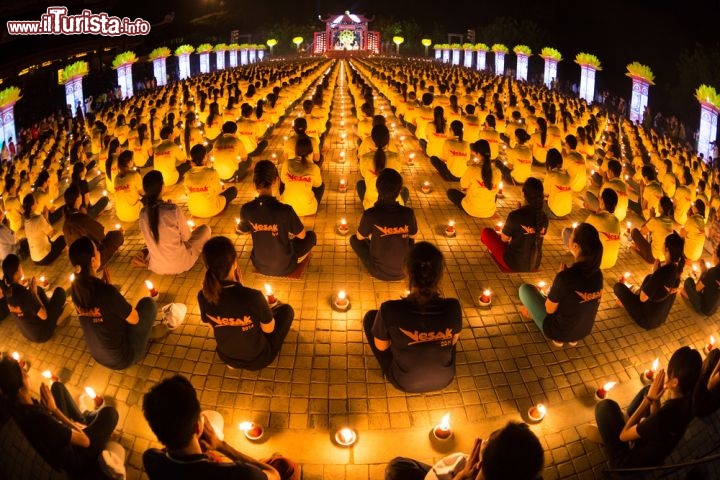 Immagine Monaci buddisti: una cerimonia religiosa a Bai Dinh, un complesso di templi di recente costruzione che si trova a undici km dalla città di Ninh Binh, non distante dalle grotte di Trang An - Foto © Michael Hero / Shutterstock.com