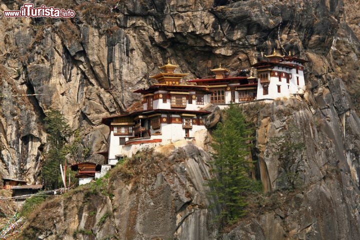 Immagine L'inaccessibile Monastero di Taktshang nel Bhutan: per la sua particolare posizione lungo una parete rocciosa, è anche chiamato come "il nido della tigre" ed è una delle attrazioni tusitiche più famose dell'Asia - © Hung Chung Chih / Shutterstock.com