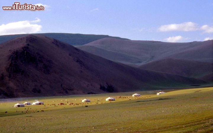 Immagine Mongolia un paesaggio trapuntato dalle Gher le tende tipiche - Foto di Giulio Badini / I Viaggi di Maurizio Levi