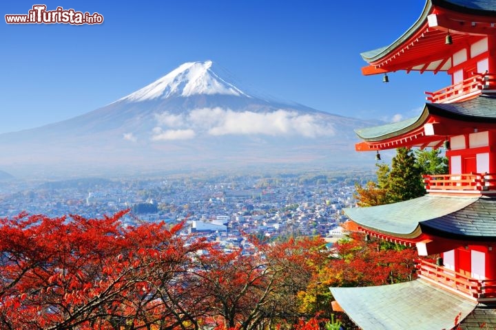 Immagine Il versante est del Monte Fuji, visto da Gotemba, uno degli scorci più suggestivi per fotografare il famoso vulcano del Giappone - © SeanPavonePhoto / Shutterstock.com