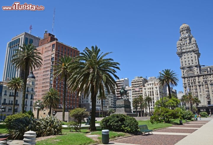 Immagine Plaza Independencia e Palacio Salvo a Montevideo, Uruguay © Waldteufel - Fotolia.com