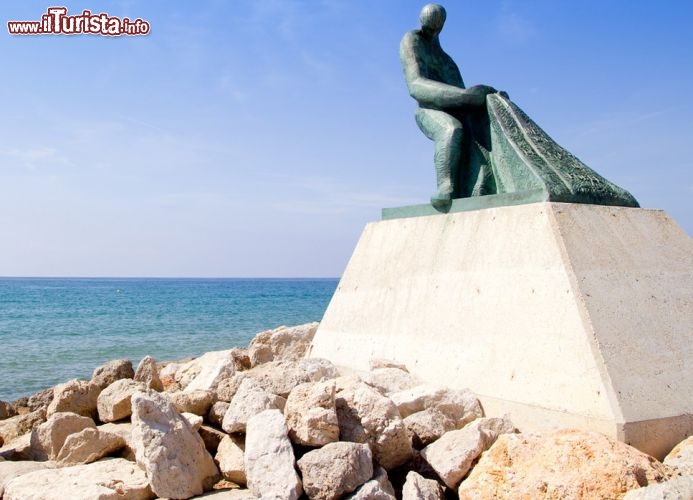 Immagine Monumento al pescatore sulla costa di  Salou, la famosa località balneare della Costa Daurada in Spagna - © holbox / Shutterstock.com