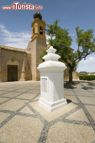 Immagine Monumento alla ciurma di Palos de la Frontera, si trova davanti alla chiesa San Jorge della città del sud della Spagna - © spirit of america / Shutterstock.com
