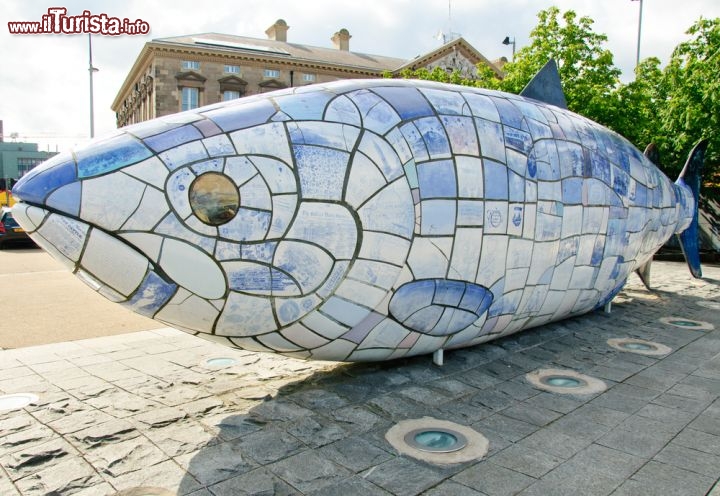 Immagine Monumento a forma di pesce a Belfast, in Irlanda del nord - © rarena / Shutterstock.com