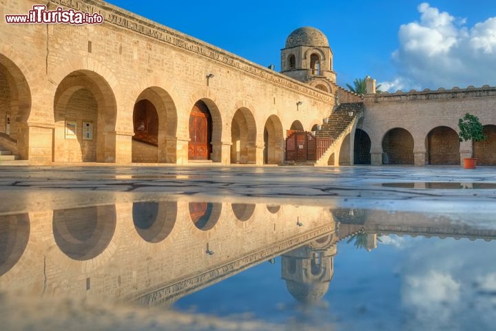 Immagine La Moschea Grande di Sousse si riflette nell'annessa piscina. Siamo all'interno della Medina di questa bella città della Tunisia - © Marcin Sylwia Ciesielski / Shutterstock.com