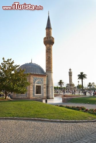 Immagine Una Moschea ad Izmir: sullo sfondo la Torre Orologio di Smirne (Turchia) - © GONUL KOKAL / Shutterstock.com