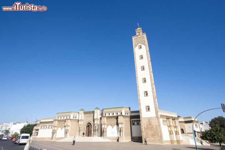 Immagine La moschea Loubnan con il suo alto minareto. Siamo ad  Agadir, la città turistica di mare del Marocco meridionale  - © The Visual Explorer / Shutterstock.com