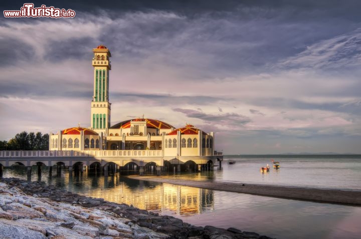 Immagine Moschea galleggiante (floating mosque) si trova in località Tanjung Bungah sull'isola di Penang in Malesia (Malaysia) - © elwynn / Shutterstock.com