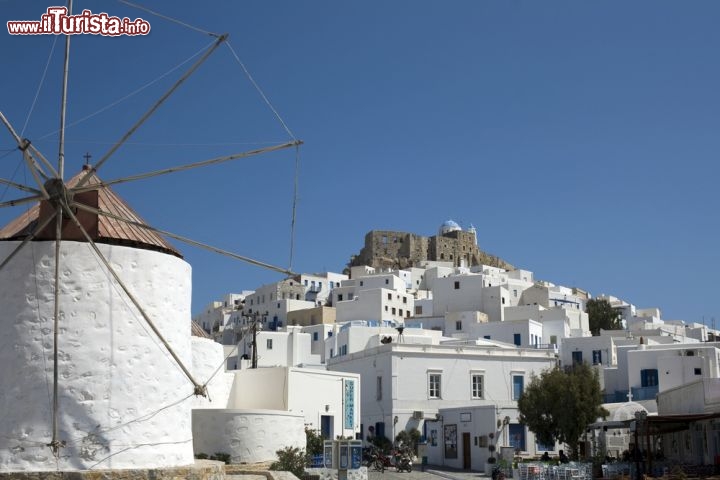 Immagine Mulino a Vento e vilaggio di Astypalaia in Grecia - © baldovina / Shutterstock.com