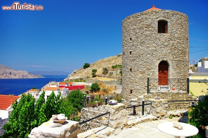 Immagine Mulino a vento, tipico del Dodecaneso, sull' Isola di Symi (Grecia)  - © leoks / Shutterstock.com