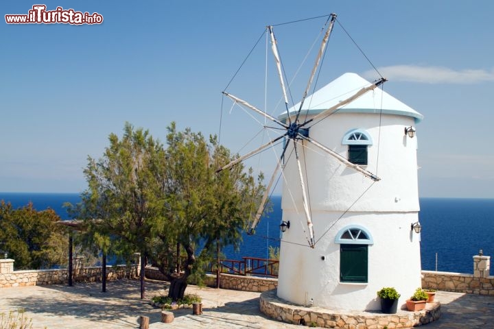 Immagine un mulino a vento tradizionale a Zacinto (Zante) in Grecia - © Yiannis Papadimitriou / Shutterstock.com