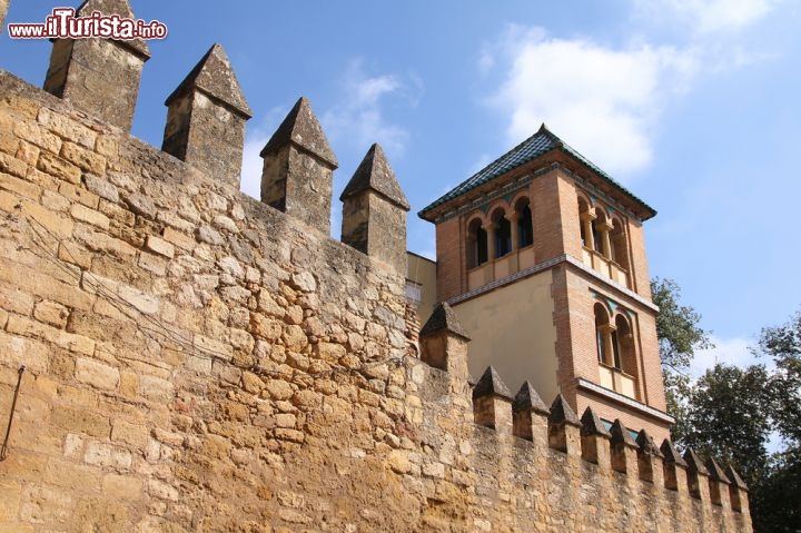 Immagine Le mura dell'Alcazar di Cordova (Cordoba), la storica città della Spagna che si trova in Andalusia - © Tupungato / Shutterstock.com