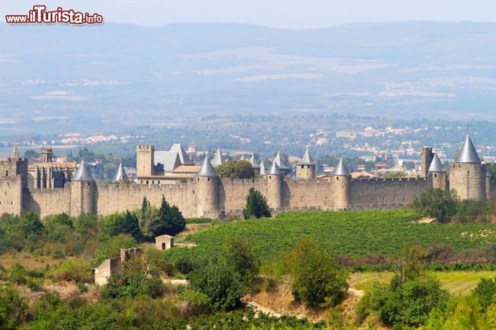 Immagine Le mura di Carcassonne viste da una collina: il borgo fortificato della Francia, chiamato come la Citè o la città vecchia, è protetto da una doppia cinta muraria e possiede bene 53 torri di difesa. E' uno dei Patrimoni dell'Umanità della Francia - © Mazzzur / Shutterstock.com