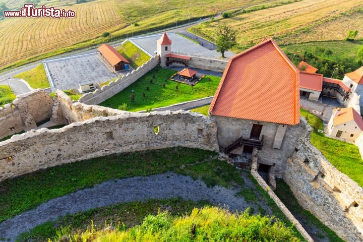 Immagine Mura del castello di Rupea, regione di Brasov - Un tratto delle antiche mura difensive della fortificazione di Rupea: viste dall'alto appaiono ancora più massicce e imponenti © Dziewul / Shutterstock.com