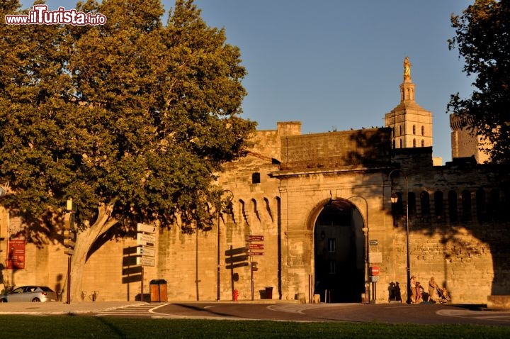 Immagine Mura di Avignone e porta di accesso occidentale alla citta sul Rodano