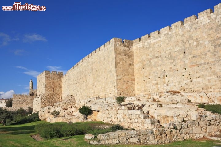 Immagine Lungo le antiche mura di Gerusalemme, realizzate intorno al 1540 sotto il regno di Solimano I il Magnifico, si aprono 9 porte a cui si aggiungono 3 vecchie porte ora murate. All'interno di esse si sviluppa la Città Vecchia, composta dai quartieri ebraico, cristiano, musulmano e armeno e dichiarata Patrimonio dell'Umanità dall'UNESCO nel 1981 - © kavram / Shutterstock.com
