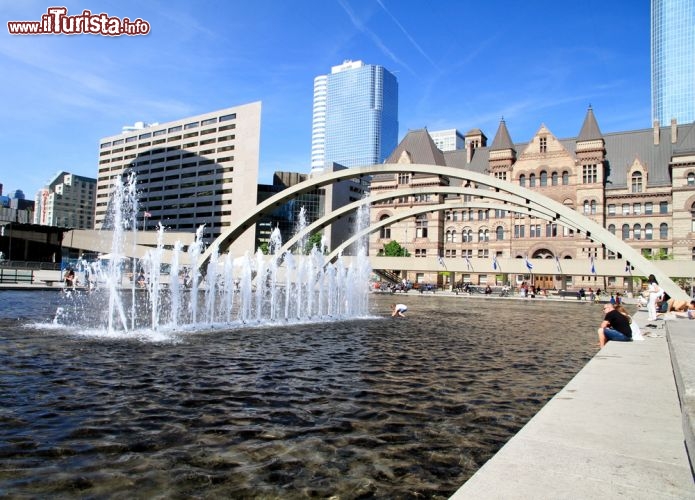 Immagine Nathan Phillips Square: a Toronto il contrasto tra edifici moderni e abitazioni storiche della grande città del Canada - © Deymos / Shutterstock.com