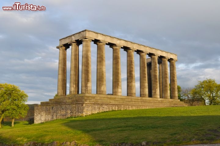 Immagine Il National Monument di Edimburgo (Scozia). Venne lasciato incompiuto nel 1829, ed era dedicato ai soldati scozzesi morti in battaglia contro Napoleone. Si trova sulla Calton Hill, ed è chiamato l'Acropoli, ma anche la follia di Edinburgo o la Disgrazia della Scozia - © sebikus / Shutterstock.com