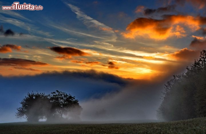 Immagine Nebbia sulle colline della Romagna occidentale: Monteromano di Brisighella (Emilia Romagna)