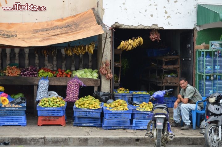 Immagine La temperatura media annuale di Jarabacoa è di 22° C, ideale per coltivare frutta e verdura. I loro colori vivacizzano i banchi dei negozi nel centro della città.