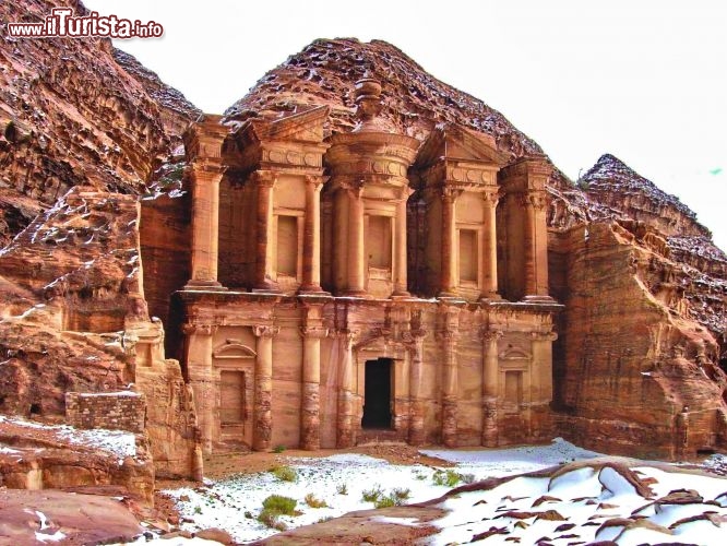Immagine La Neve al Santuario di Petra in Giordania, un evento raro ma che succede ogni tanto e rende ancora più magica la città dei Nabatei - © Ente Turismo Giordano