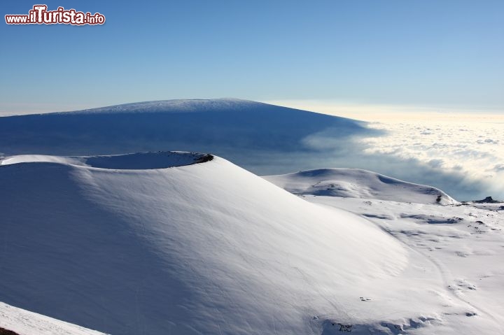 Immagine Neve sul vulcano Mauna Kea, nell'Isola di Hawaii, a quota 4.205 metri. Il nome Mauna Kea, nella lingua locale, significa proprio "montagna bianca": merito delle nevi e dei ghiacci che imbiancano costantemente la vetta e danno la possibilità ai visitatori, in una stessa giornata, di sciare e fare una bella nuotata nell'oceano - © Kirk lee Aeder / www.hvcb.org