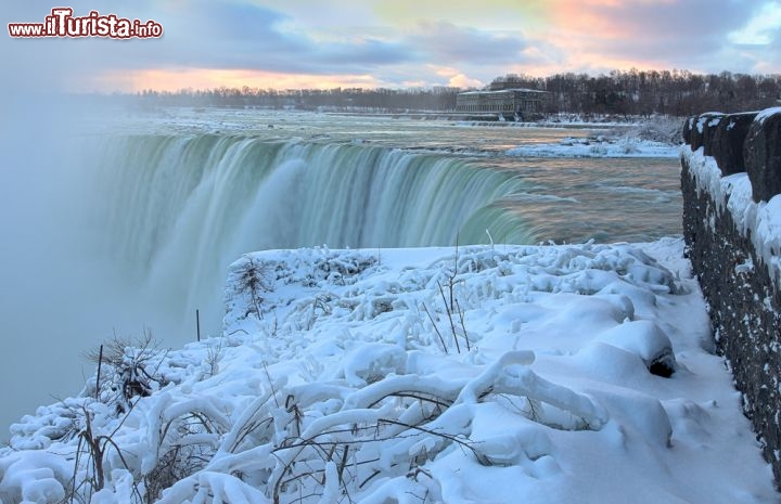 Immagine Niagara Falls, le cascate nella stagione invernale: la spettacolarità delle cascate più famose del mondo è evidente tutto l'anno, ma in inverno, se possibile, aumenta ancora di più con la neve che le circonda - Foto © alexsvirid / Shutterstock.com