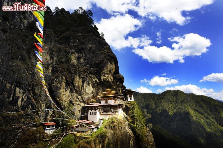 Immagine II cosiddetto Nido della Tigre, il Monastero di Taktshang (Taktsang) tra le montagne del Bhutan - © Stasis Photo / Shutterstock.com