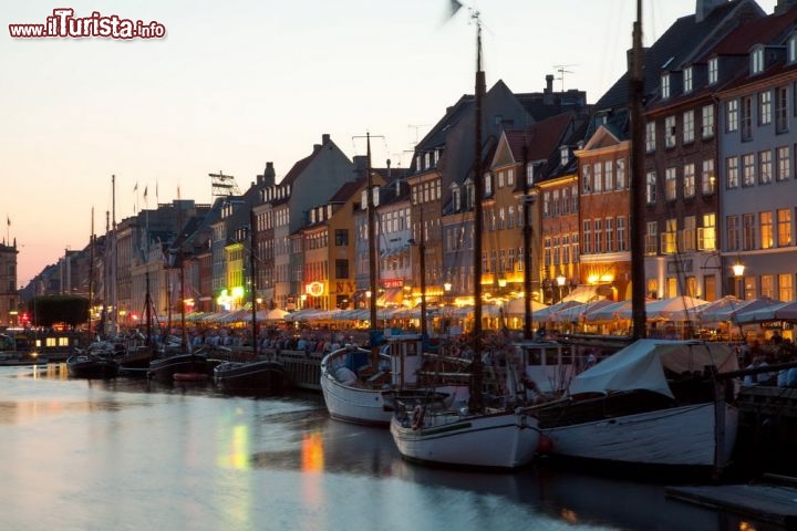 Immagine Nyhavn, il porto vecchio di Copenaghen, fotografato alla sera - © Michela Garosi / TheTraveLover.com