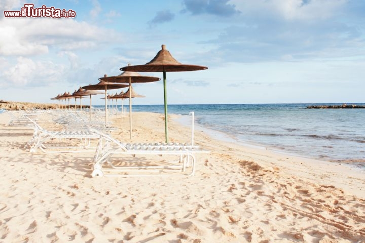 Immagine Ombrelloni sulla spiaggia di Ayia Napa, isola di Cipro - © Olga Meffista / Shutterstock.com