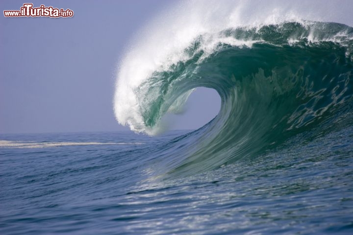 Immagine Una grande onda dell'oceano Pacifico perfetta per gli appassionati di surf. Ci troviamo sulle coste settentrionali del Cile, più eattamente ad Iquique, a nord di Antogagasta e ad sud di Arica - © pfshots / Shutterstock.com