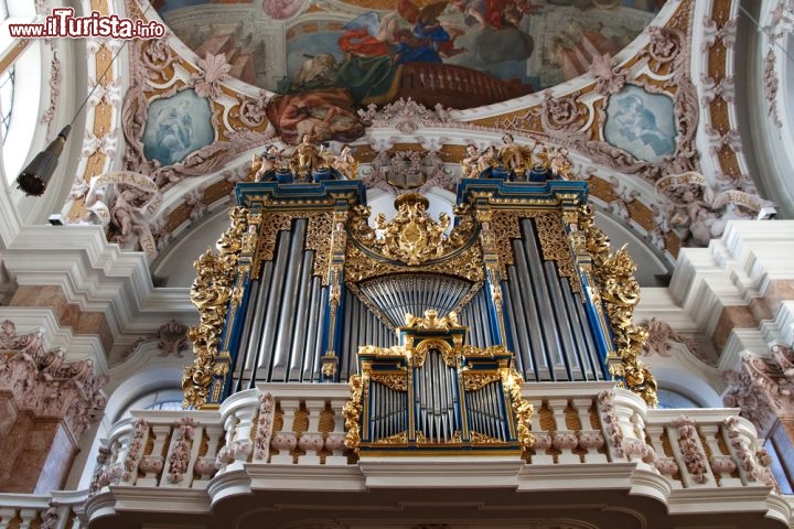 Immagine Organo dentro alla Cattedrale di St Jakob (Dom zu St. Jakob) a Innsbruck - © Patrick Poendl / Shutterstock.com