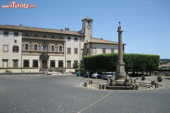 Immagine Piazza Umberto I, il cuore del centro di Oriolo Romano, provincia di VIterbo - © Salam - CC BY-SA 3.0 - Wikipedia
