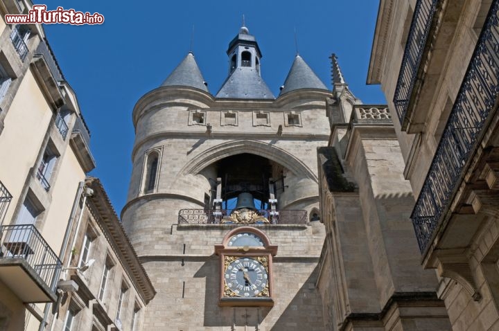Immagine L'Orologio della  Grosse Cloche, una delle porte d'accesso a Bordeaux in Francia - © Anibal Trejo / Shutterstock.com