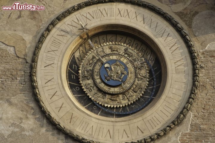 Immagine L'orologio astronomico si trova in centro a Mantova sull'omonima torre che svetta nel mezzo della piazza delle Erbe, città di Gonzaga - © kompasstudio / Shutterstock.com