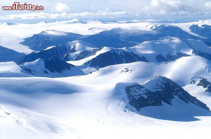 Immagine Osborn Range, le montagne ghiacciate dell'isola di Ellesmore in Canada. E' la decima isola per estensione al mondo - © Ansgar Walk - Wikimedia Commons.