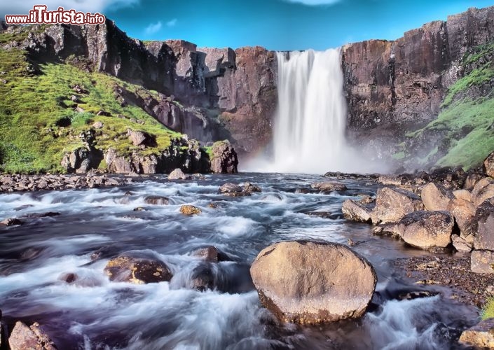 Immagine Paesaggio d'Islanda: una grande cascata - © Leksele / Shutterstock.com