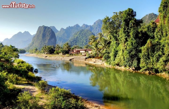 Immagine Paesaggio Laos fiume e villaggio laotiano - © Chantal de Bruijne / Shutterstock.com