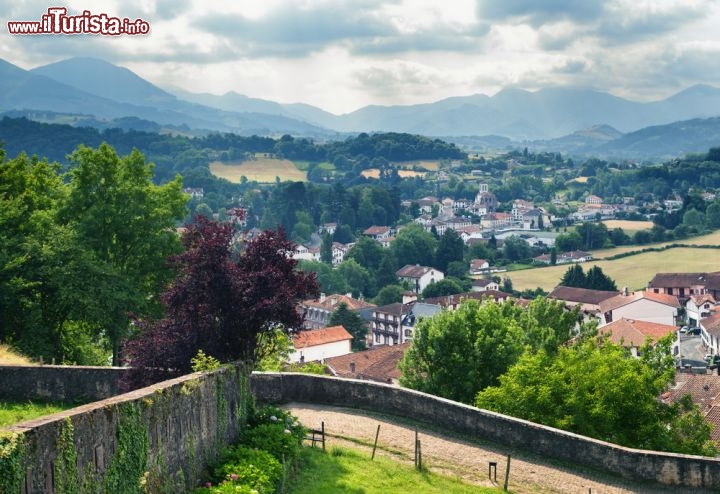 Immagine Il dolce paesaggio collinare dei Paesi Baschi francesi, vicino a Saint Jean Pied de Port. Sullo sfondo i rilievi dei Pirenei- © ivan bastien / Shutterstock.com