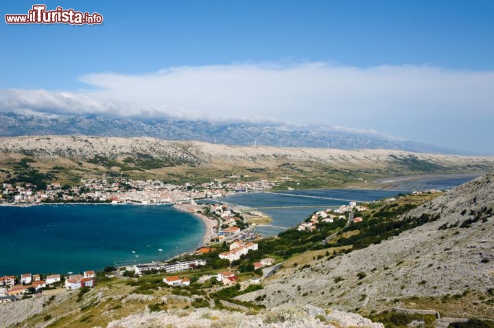 Immagine La città di Pag (Pago) in Croazia: vista del sottile istmo dell'isola della Dalmazia settentrionale - © Shestakoff / Shutterstock.com