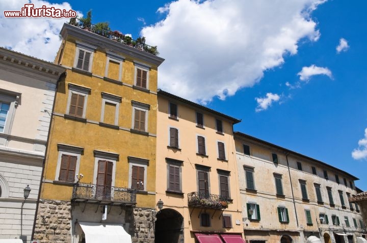 Immagine Palazzi nel centro storico di Orvieto, il borgo medievale che si trova in Umbria - © Mi.Ti. / shutterstock.com