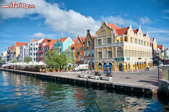 Immagine Palazzi storici a Willemstad (Curacao). In fotografia le case del quartiere di Punda - © PlusONE / Shutterstock.com