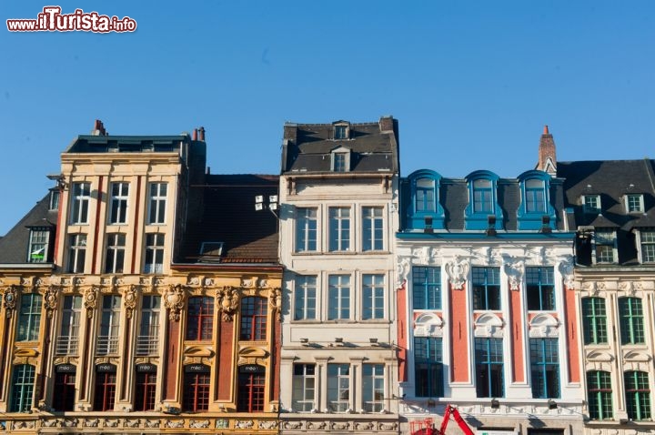 Immagine I palazzi storici che s'affacciono nella Grand Place, la piazza centrale di Lille, Francia. Le facciate degli antichi edifici signorili impreziosiscono il cuore storico di questa città del nord est francese - © Perig / Shutterstock.com